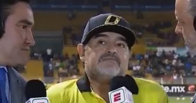فيديو.. مارادونا يرتبك بشكل كوميدى خلال لقاء تليفزيونى