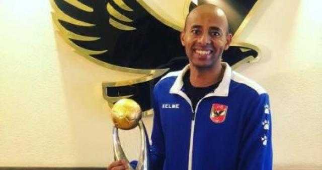 عبد الله عبد السلام نجم طائرة الأهلى يدعم فريق الكرة قبل خوض نهائى أفريقيا