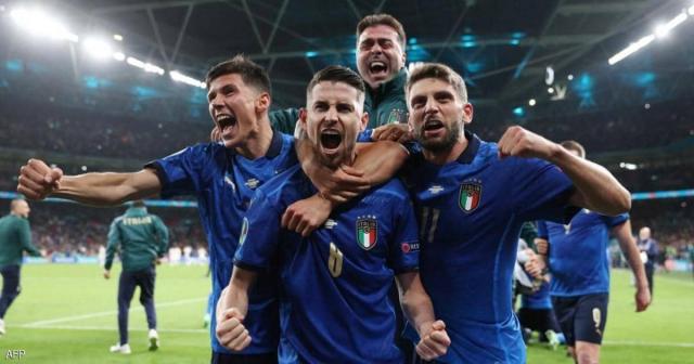 لاعبو إيطاليا يحتفلون بالفوز على إسبانيا وبلوغ النهائي.