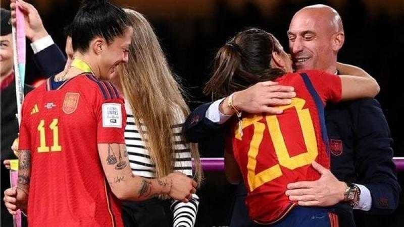 إقالة مدرب سيدات إسبانيا بسبب قبلة رئيس الاتحاد في التتويج بكأس العالم للسيدات