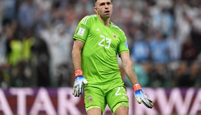 مارتينيز يتفوق على بونو ويحصد جائزة أفضل حارس في 2023