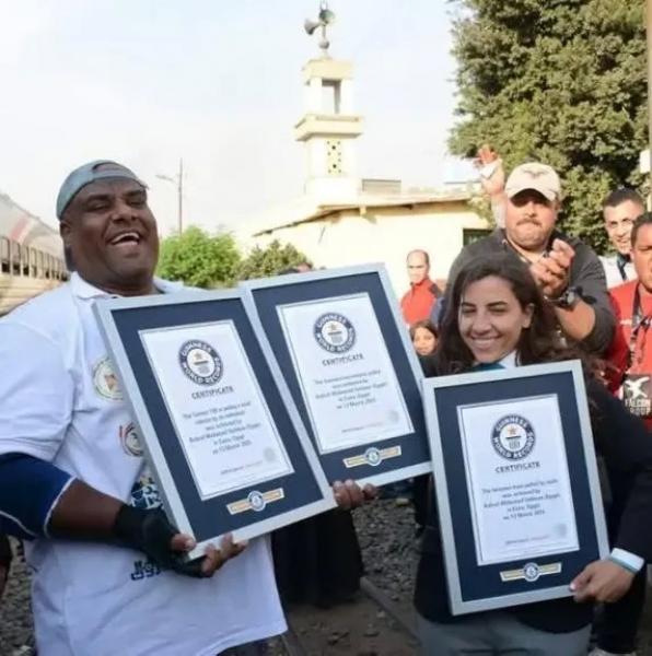 البطل المصري أشرف كابونجا يدخل موسوعة جينيس بعد سحب قطار يزن 279 طنًا بأسنانه .